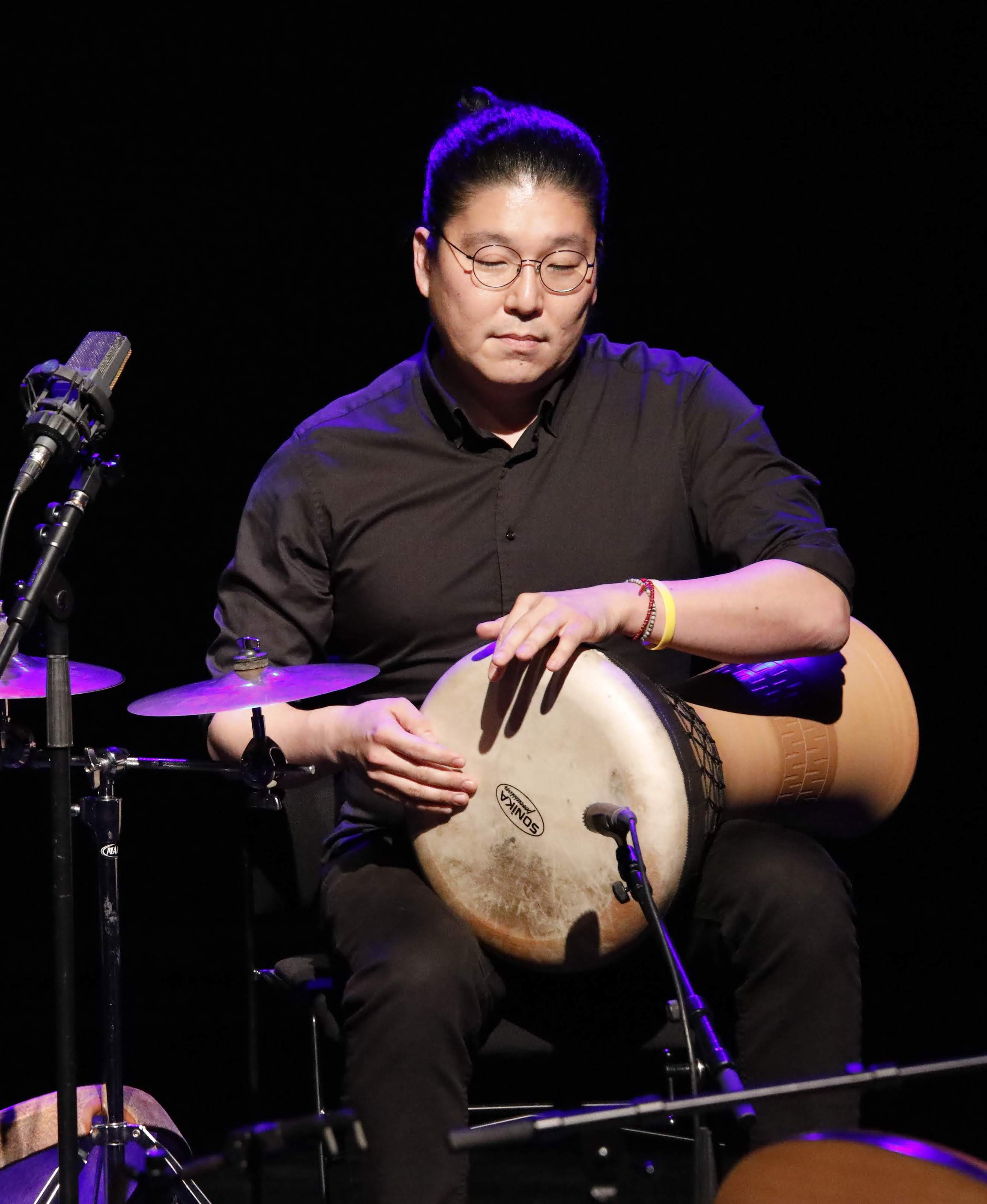 공연 사진 — 흑백 인물